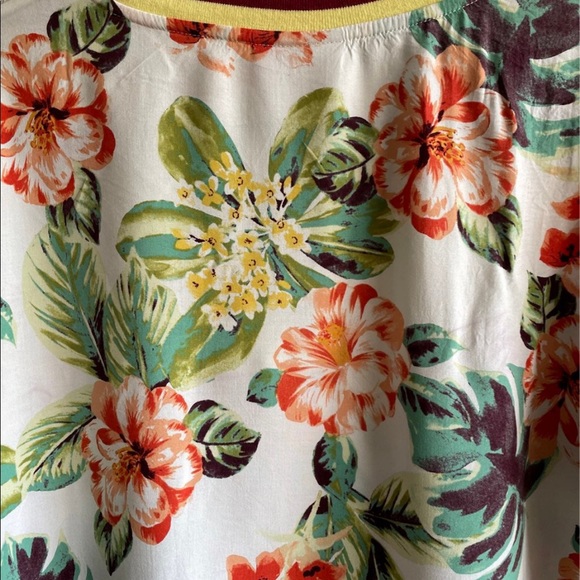 Hawaiian Floral Short Sleeve Flowy Top Size M - Picture 7 of 7